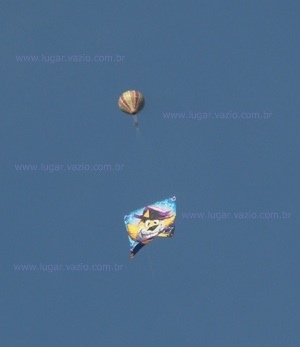 Foto de balão sobre o Rio