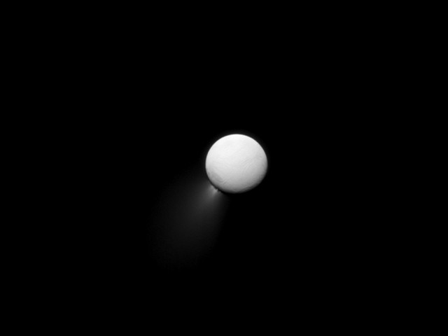 Foto Enceladus e sua pluma de gelo