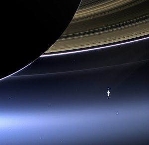 Terra em Saturno pela NASA