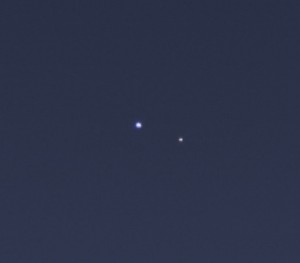 Terra e Lua como dois pontos pálidos