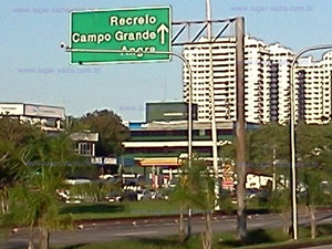 Câmera em frente de placa de sinalização Câmera em frente de placa de sinalização